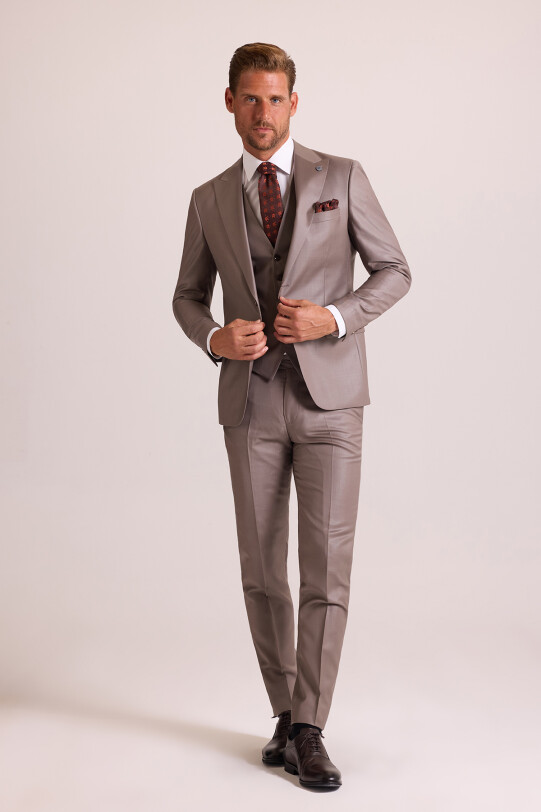 Erkek Bej Slim Fit Sivri Yaka Yelekli Takım Elbise