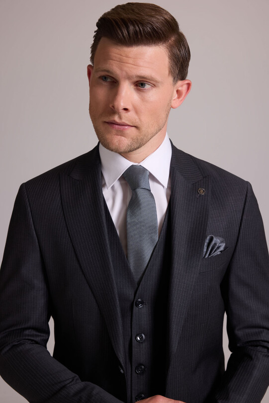 Erkek Gri Slim Fit Kırlangıç Yaka Yelekli Çizgili Yün Takım Elbise