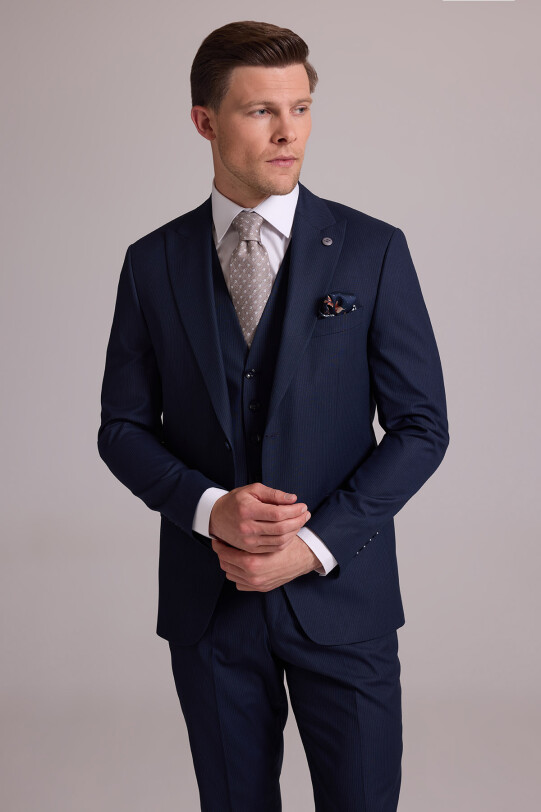 Erkek Lacivert Slim Fit Yün Karışımlı Sivri Yaka Çizgili Yelekli Takım Elbise